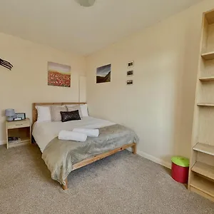 Guest house Guestready-close To Leeds City, Spacious, Sleeps 6, Leeds (West Yorkshire)